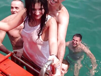 LaSirena69 erkek arkadaş horoz berbat ve banyoda becerdin porno türk sineması alır