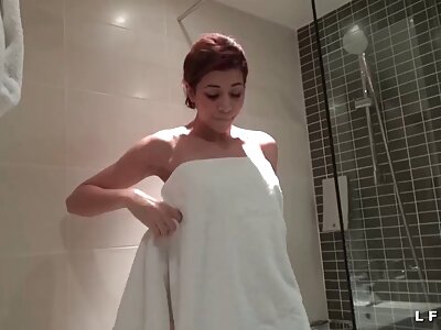 Alby Rydes sinema porno türk traş bir horoz için eğilir
